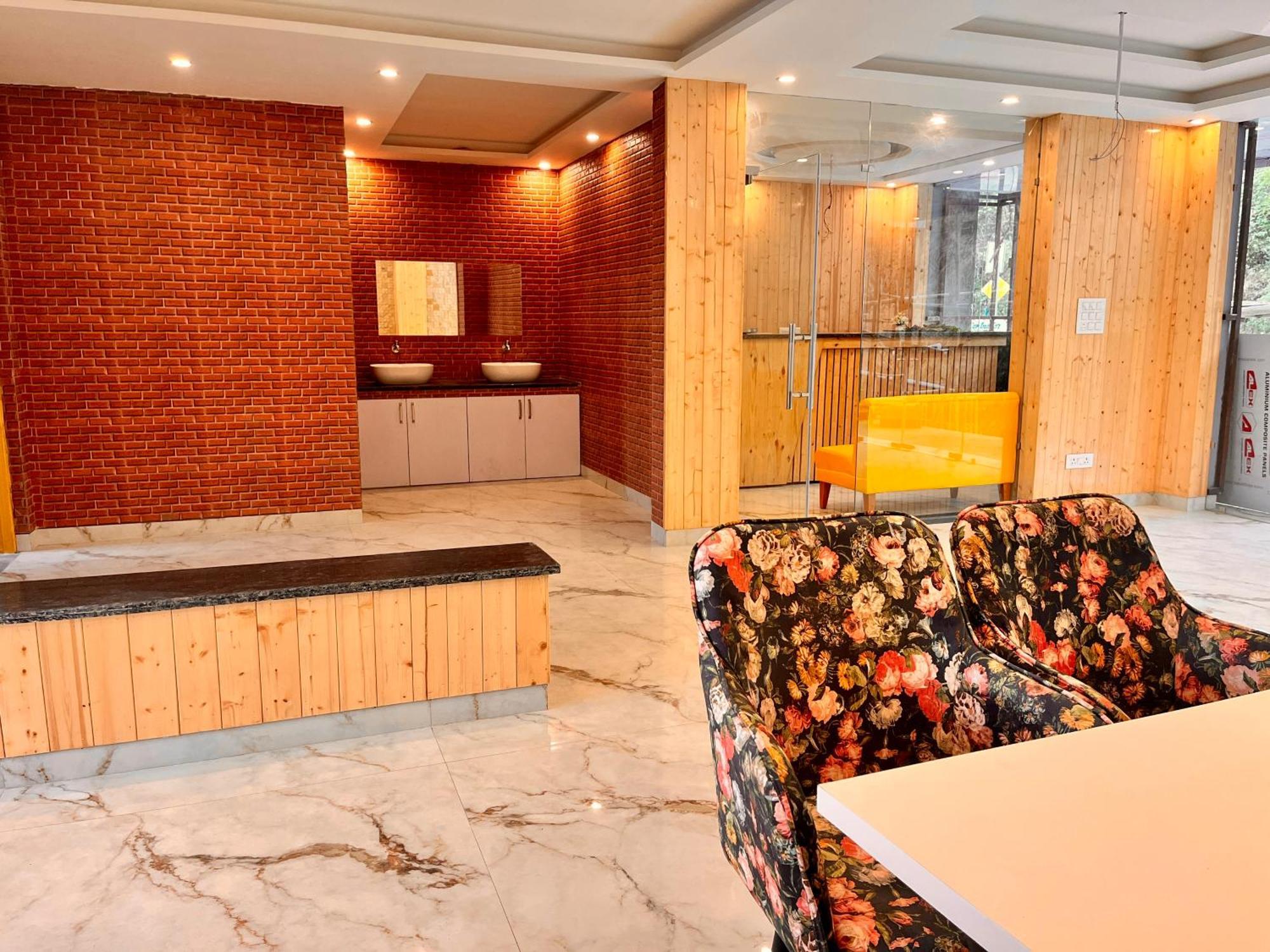 Hotel Classic Crown - #Scenic Mountain View #Open Terrace #Parking #Premium Rooms With Balcony #Guest Preferred #Best Selling Hotel In 穆索里 外观 照片