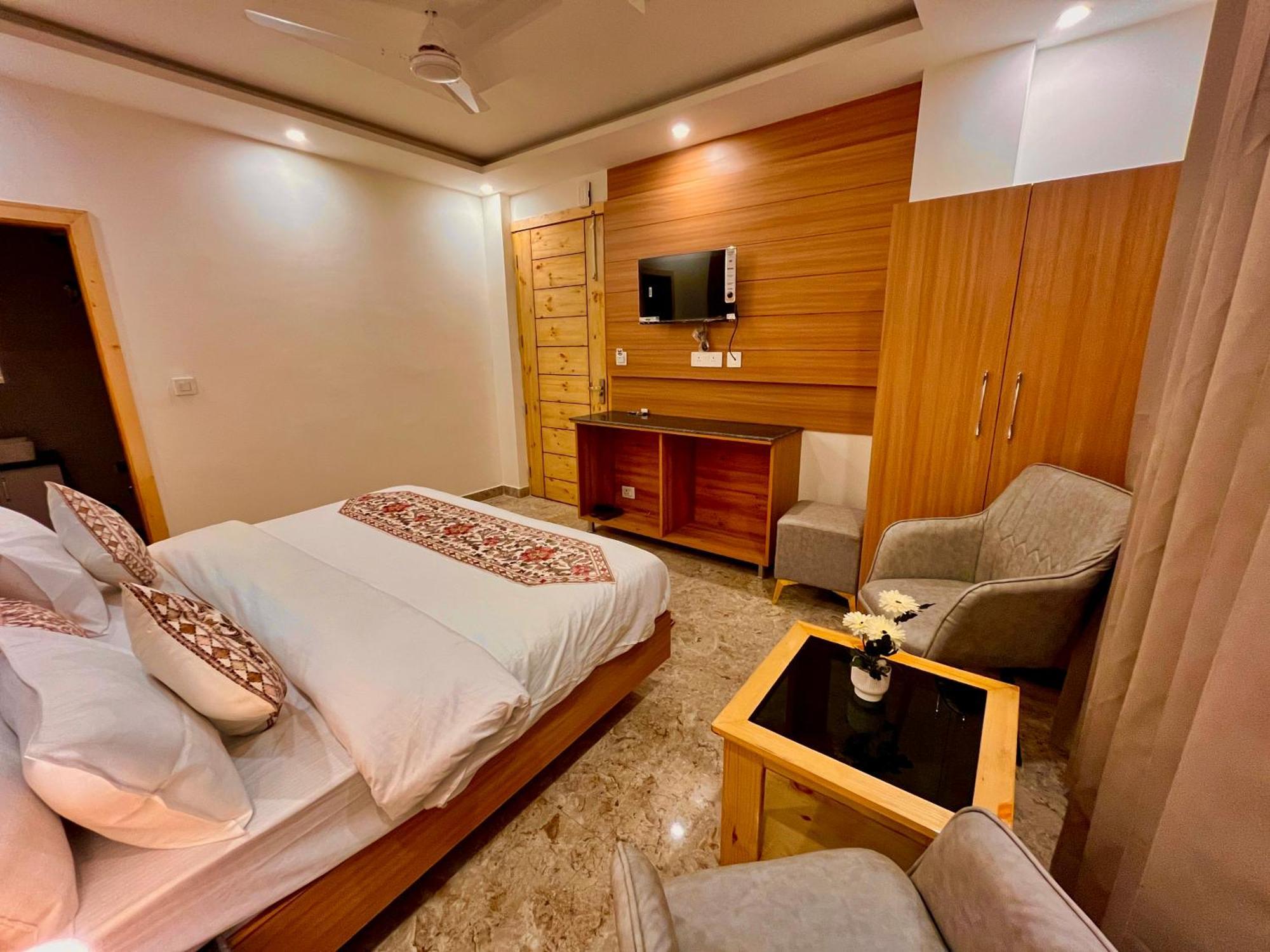 Hotel Classic Crown - #Scenic Mountain View #Open Terrace #Parking #Premium Rooms With Balcony #Guest Preferred #Best Selling Hotel In 穆索里 外观 照片