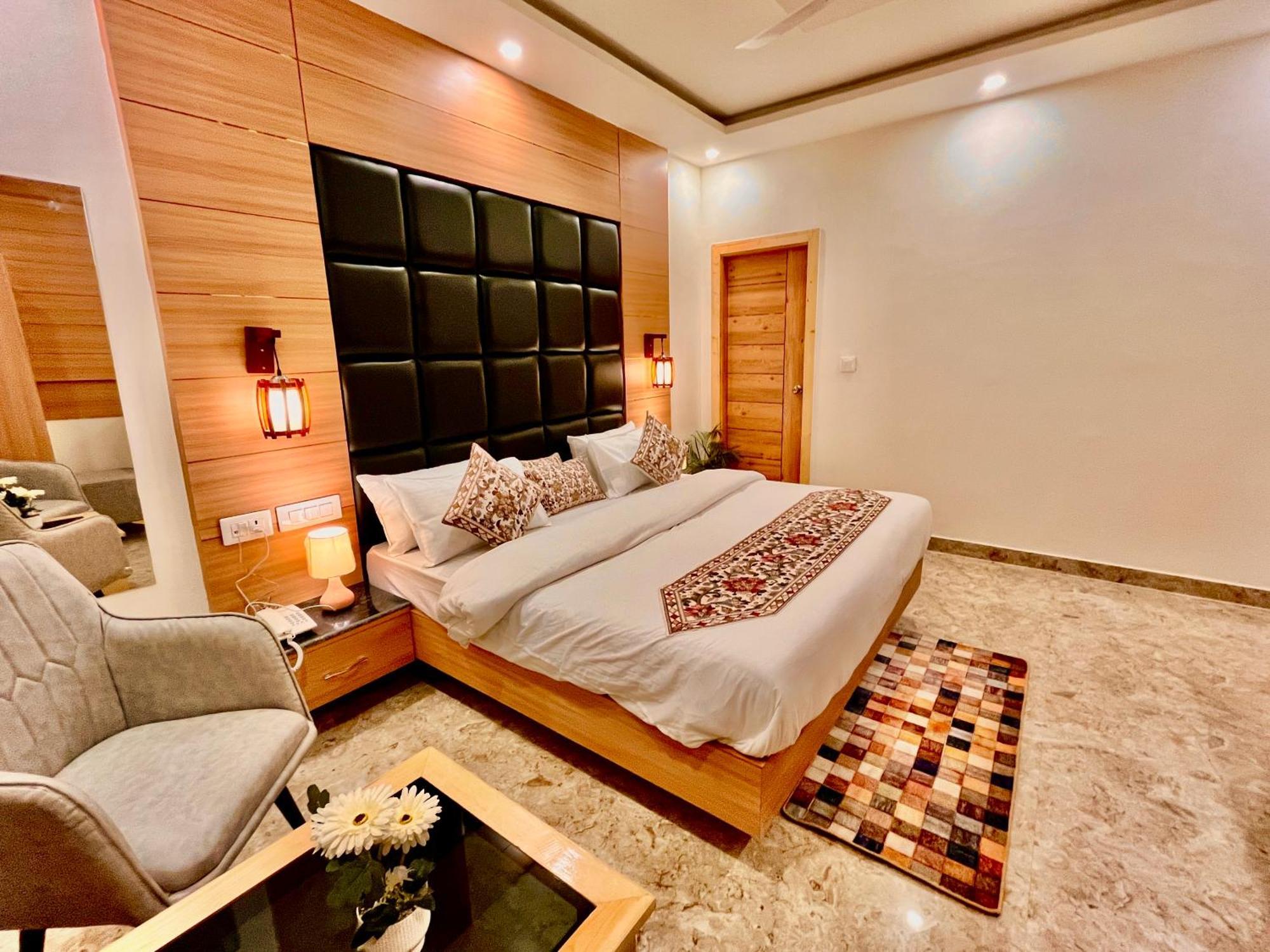 Hotel Classic Crown - #Scenic Mountain View #Open Terrace #Parking #Premium Rooms With Balcony #Guest Preferred #Best Selling Hotel In 穆索里 外观 照片