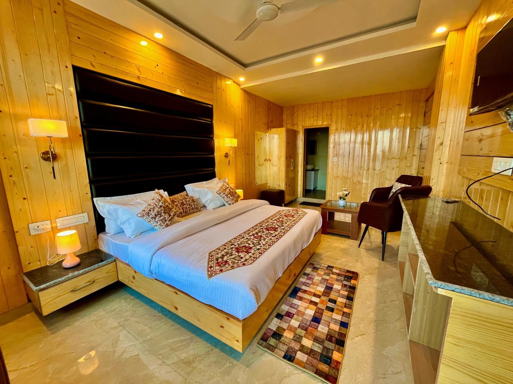 Hotel Classic Crown - #Scenic Mountain View #Open Terrace #Parking #Premium Rooms With Balcony #Guest Preferred #Best Selling Hotel In 穆索里 外观 照片